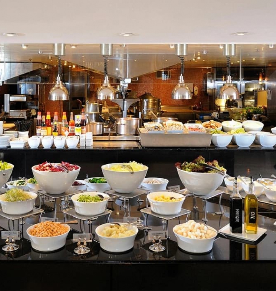 Tourist Criticized for Taking Hotel Breakfast as Lunch